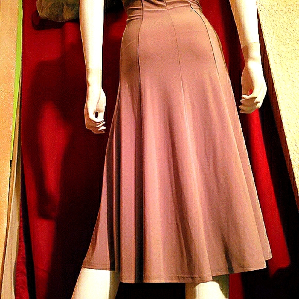 NWT-Gorgous, Elegant, Sexy Figure flattering dress - Picture 13 of 16